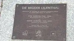 Infotafel des Lilienthal-Denkmals vor der Marienkirche (wegen Hausneubau demontiert)