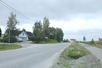 Foto einer Straße mit einigen Wohnhäusern in der Umgebung