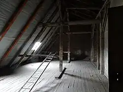 Innenansicht eines Berliner Dachs (straßenseitig)