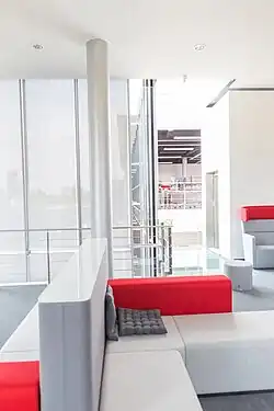 Eine Treppe mit Sitzkissen an einer hohen Fensterfront.