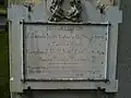 Gedenktafel links vom Portal mit Inschrift von 1890