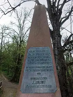 Hülftenschanz Denkmal Inschrift: Auf diesem Platze fiel Dr. Heinrich Hug Obergerichtsschreiber. Im Tode Ehrenbürger des Kantons Basellandschaft. Die Freiheit war seine Braut für sie ging er gerne in den Tod. Weiter viel hier. Am Hülftenschanz Denkmal Sockel ist folgende Inschrift zu sehen. An dieser Stelle brach Samstag, den 3. August 1833 um die Mittagszeit der Ansturm der Basler Standestruppe unter blutigen Verlusten zusammen. Jhren Sieg nützen die Landschäftler Schützen durch rücksichtsloses Verfolgen des geschlagenen Gegners bis an die Birs aus.