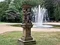 Plastik und Springbrunnen in Löbbeckes Garten