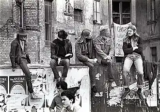 Wohnraummangel und soziale Konflikte: Hausbesetzer in Berlin-Kreuzberg, Foto (1981)