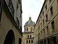 Blick aus der Rue Mazarine auf die Kuppel des Institut de France.