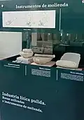 Sammlung von Mahlsteinen (Metates) und Mahlwerkzeugen