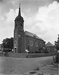 Außenansicht mit Anbauten