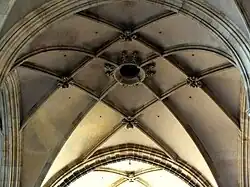 Parallelrippengewölbe mit Schlussstein