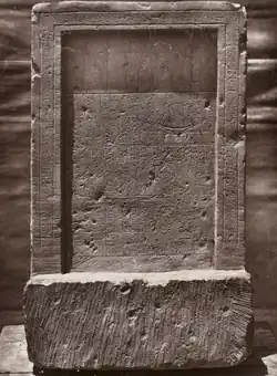 Die „Stele der Königstochter“, die eine Henutsen erwähnt