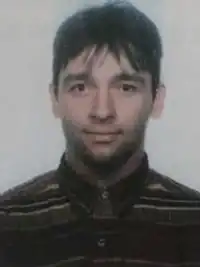 Vizitiu schaut frontal in die Kamera, er trägt eine farbige Jacke.