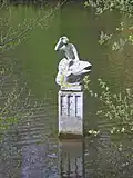 Skulptur im Teich