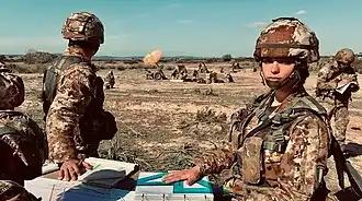 Soldatin der Brigade bei einer Übung mit Mörsern