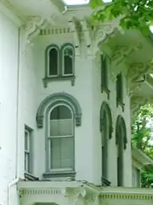 Hohe, schmale Fenster, häufig mit Rundbogen.