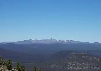 Ein sanft geneigter Berg erhebt sich an einem klren Tag übder die Umgebung