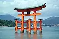 Torii vor dem Itsukushima-Schrein in Japan