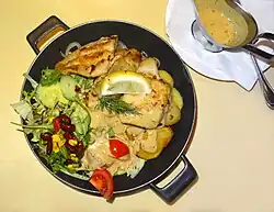 „Ivendorfer Pannfisch“ – Variation mit einer Art Bauernsalat in einem Restaurant in Ivendorf, einem Stadtbezirk von Lübeck-Travemünde