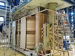 Ein Aktivteil wird während der Fertigung über die Regelableitung mit dem Stufenschalter verbunden