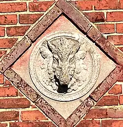 Jägerhof, Wildschweinkopf am Wirtschaftsgebäude