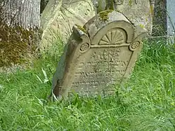 Umsinkender Grabstein