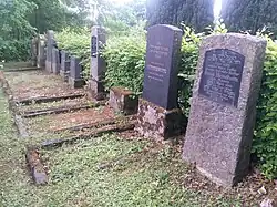 Jüdisches Gräberfeld auf dem Friedhof Alten-Buseck bestehend aus einer Zeile von zehn Grabstellen, Ansicht von der rechten Seite aus