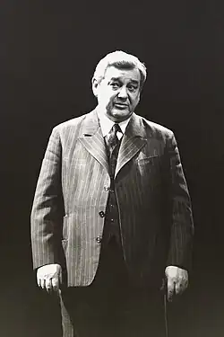 Josef Vinklář in einer Aufnahme von 1986, in dunklem Anzug