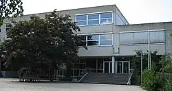 Haupteingang, oberer Schulhof