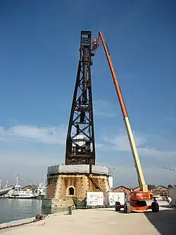 Boomlifter im Einsatz am alten Drehkran im Innenbecken des Arsenale in Venedig.