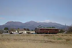 Triebzug der Baureihe DeHa 101 zwischen Egi und Ōgo