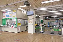 Bahnsteigsperren und Verkaufsschalter