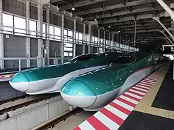 Shinkansen-Züge im Bahnhof Shin-Hakodate-Hokuto