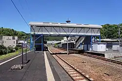 Bahnsteige und Überführung