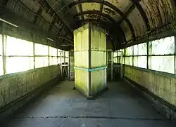 Windbrecher im Verbindungsgang