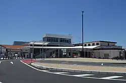 Bahnhöfe Kani (links) und Shin-Kani (rechts)