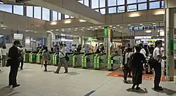 Bahnsteigsperren beim südlichen Haupteingang