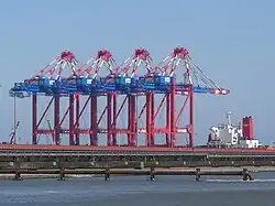 März 2012: Die ersten vier Containerbrücken für den JadeWeserPort stehen auf dem chinesischen Spezialschiff Zhen Hua 23 zur Entladung bereit.