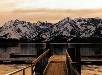 Blick vom Jackson Lake auf Eagles Rest Peak (links), Doane Peak (im Hintergrund), Peak 10686 (im Vordergrund) und Ranger Peak (rechts)