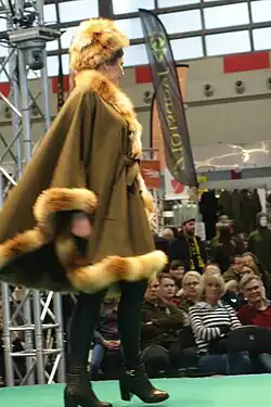 Lodencape, mit Verbrämung Rotfuchs und Fuchsmütze (Weidner, 2020).