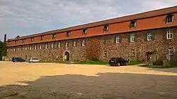 Das Jagdzeughaus von Straße und Zugangsseite her