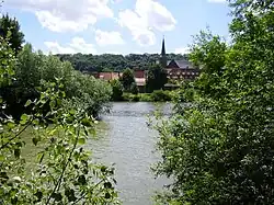 Gegenüber der Abtei Wimpfen im Tal wird das Wasser der Jagst vom Neckar aufgenommen, der es weiter zum Rhein trägt.