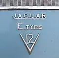 Logo eines E-Type (Serie III), Bj. 1972, mit einem 5.3 ltr. Zwölfzylindermotor