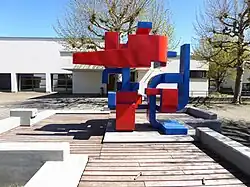 Jakob Engler, Bildhauer. Plastik Dra-Dri-Druf-Drab, 1971–1972, Hüslimatt Schulhaus in Oberwil BL.