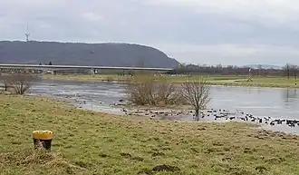 Blick aus Richtung Norden vom Ostufer der Weser bei Minden über die Weserbrücke der B 65 hinweg zum Jakobsberg