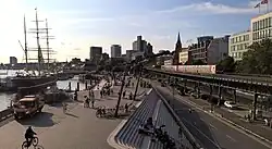 Die Viaduktstrecke der U3 entlang von Baumwall und Vorsetzen ist seit 1912 prägender Teil des Hamburger Elbufers