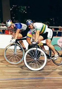 Darryn Hill (r.) bei einem Stehversuch mit Jan van Eijden