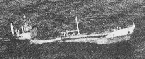 Kriegs-Standardschiff der 2ET-Klasse Nanshin Maru, sinkend nach einem US-Luftangriff