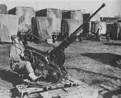 Frühe Version der Typ 2 20-mm-Flugabwehr-Maschinenkanone von rechts