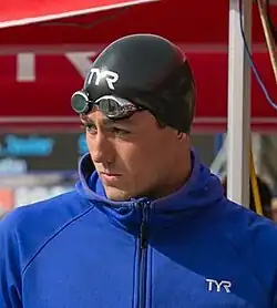 Javier Acevedo trägt eine blaue Trainingsjacke und eine schwarze Badekappe.