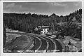 Bahnhof Tannenberg kurz nach dem „Anschluss“, als er für kurze Zeit den Namen Tannendorf trug. Im Hintergrund die Burg Tollenstein.