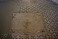 Mosaik und Bodenplatte mit Kreuz