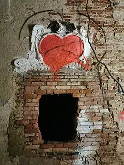 Stuckkartusche mit Graffiti